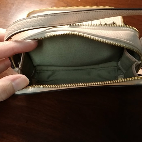 GILI Small Crossbody - Picture 6 of 8